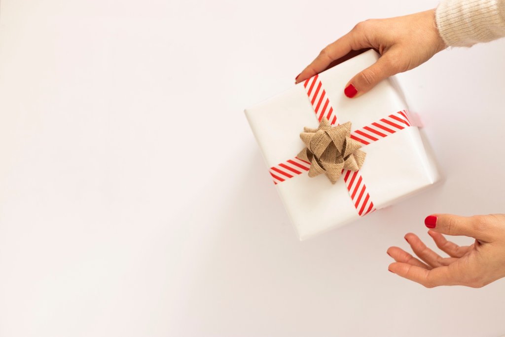 ECO-FRIENDLY GIFT WRAPPING GUIDE